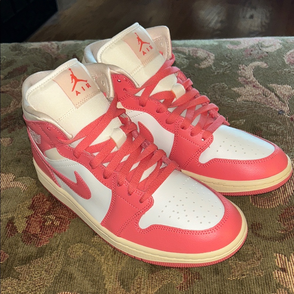 NWOB Women’s Jordan AJ 1 Mid Size 9